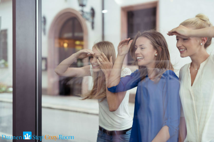 DaunensStep Cozy Room: persone guardano all'interno di una vetrina di un negozio
