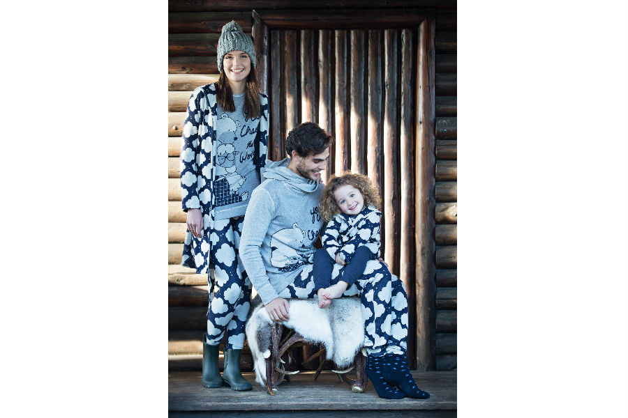 Partners - Daunenstep Cozy Room - Eic-Pi Happy People: famiglia composta da mamma, papà e due bambini indossano pigiami a fantasie invernali