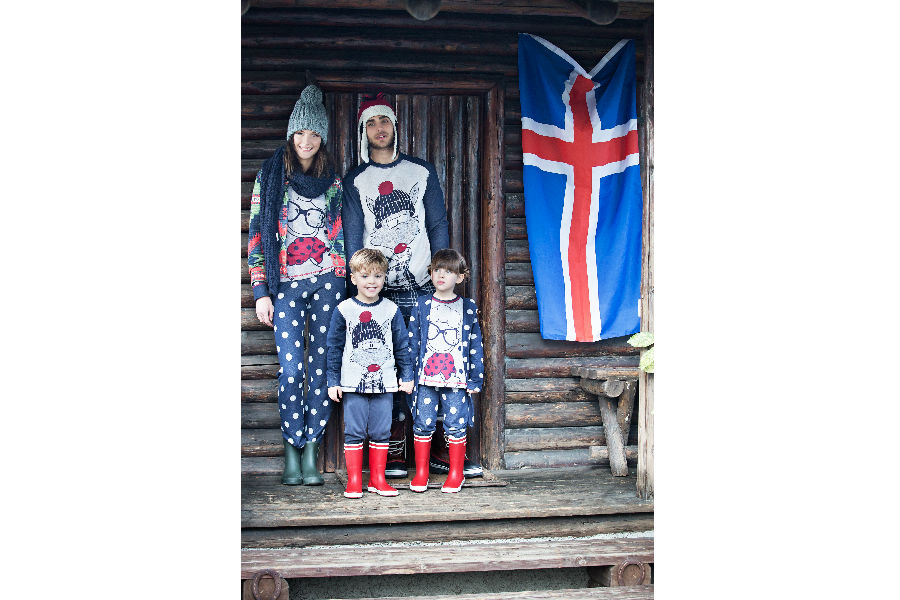 Partners - Daunenstep Cozy Room - Eic-Pi Happy People: famiglia composta da mamma, papà e due bambini indossano pigiami a fantasie invernali