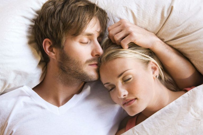 Cosa Significa Per Un Uomo Dormire Insieme In psicologia, come dormite insieme rivela la vostra complicità di coppia